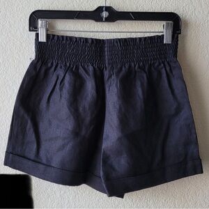 100% Linen Reformation Nashville Shorts Black size S
💌FINAL SALE💌
